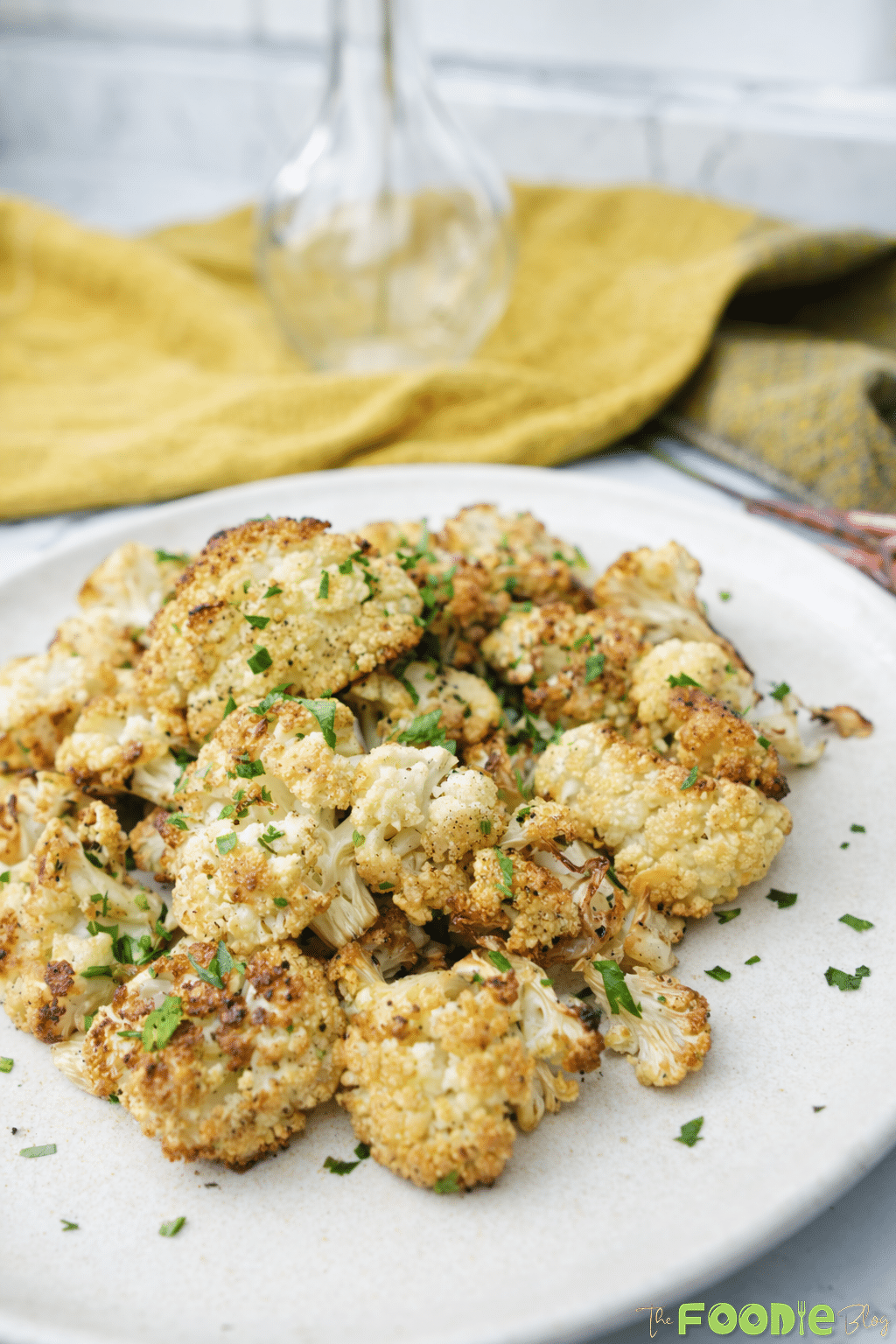 Plate of chou-fleur rôti roasted cauliflower florets with garlic, olive oil, black pepper, and parsley