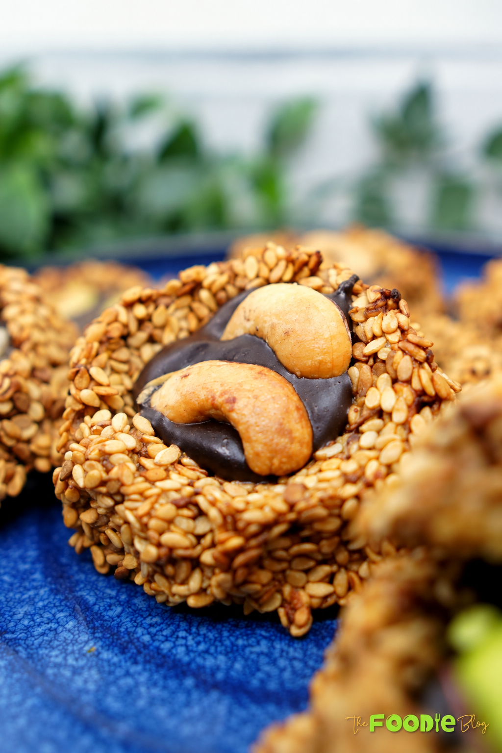 Sesame cookie filled with dark chocolate and topped with roasted cashews